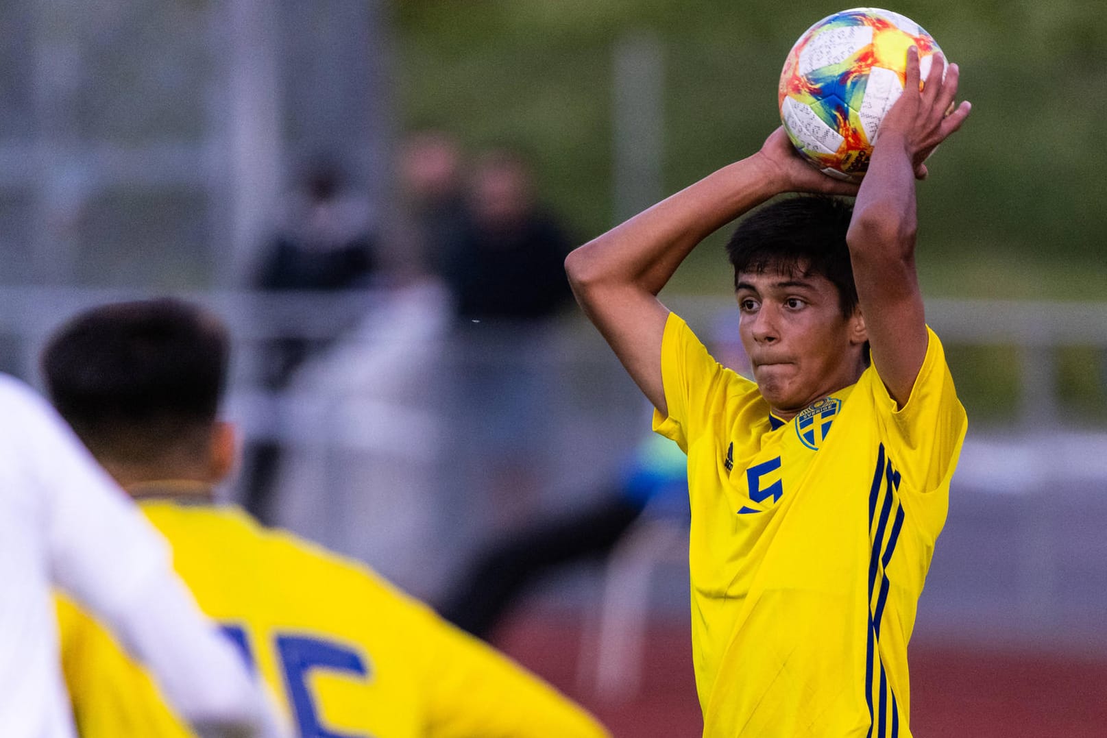 Matteo Perez Vinlöf bei einem Länderspiel mit Schwedens U16: Der Verteidiger trägt künftig auch das Bayern-Trikot.