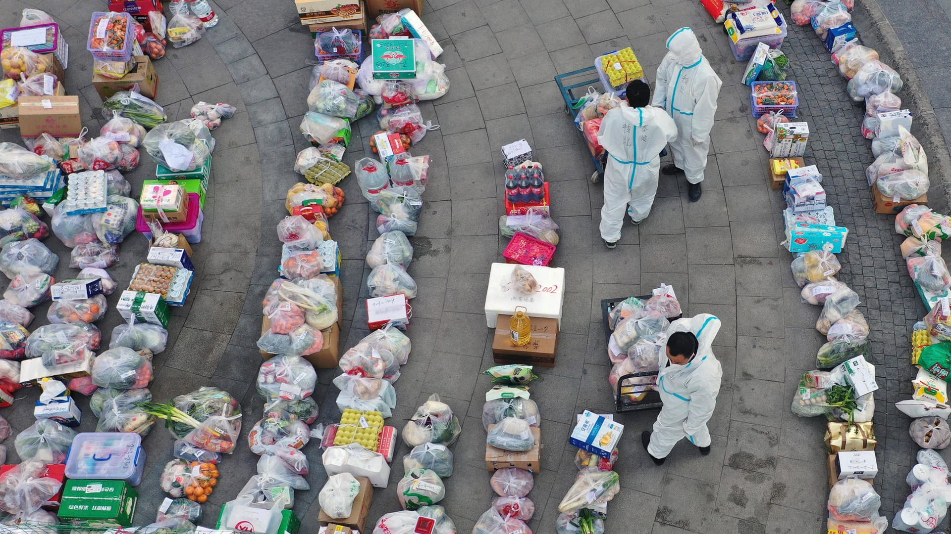 Freiwillige und Regierungsmitarbeiter planen Essenslieferungen: Die Menschen in der chinesischen Stadt Xi'An befinden sich seit Mitte Dezember in einem harten Lockdown. Freiwillige und Regierungsmitarbeiter planen Essenslieferungen: Die Menschen in der chinesischen Stadt Xi'An befinden sich seit Mitte Dezember in einem harten Lockdown.