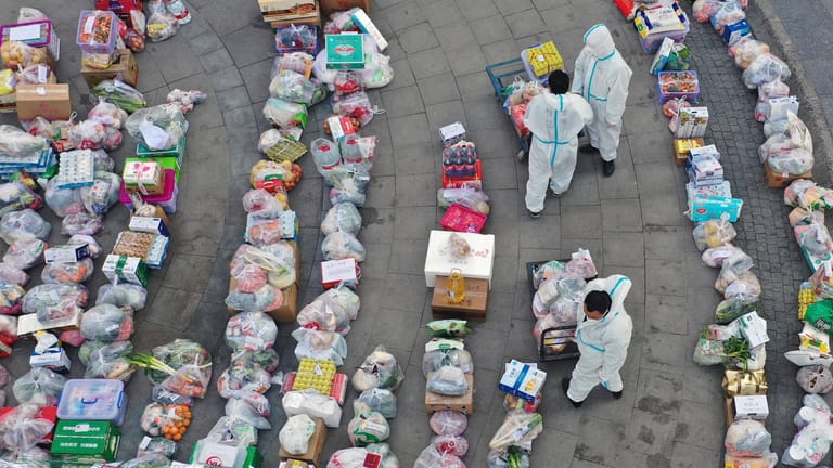 Freiwillige und Regierungsmitarbeiter planen Essenslieferungen: Die Menschen in der chinesischen Stadt Xi'An befinden sich seit Mitte Dezember in einem harten Lockdown.