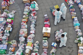 Freiwillige und Regierungsmitarbeiter planen Essenslieferungen: Die Menschen in der chinesischen Stadt Xi'An befinden sich seit Mitte Dezember in einem harten Lockdown.