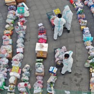 Freiwillige und Regierungsmitarbeiter planen Essenslieferungen: Die Menschen in der chinesischen Stadt Xi'An befinden sich seit Mitte Dezember in einem harten Lockdown.