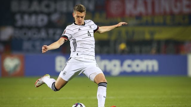 Deutschlands Matthias Ginter am Ball
