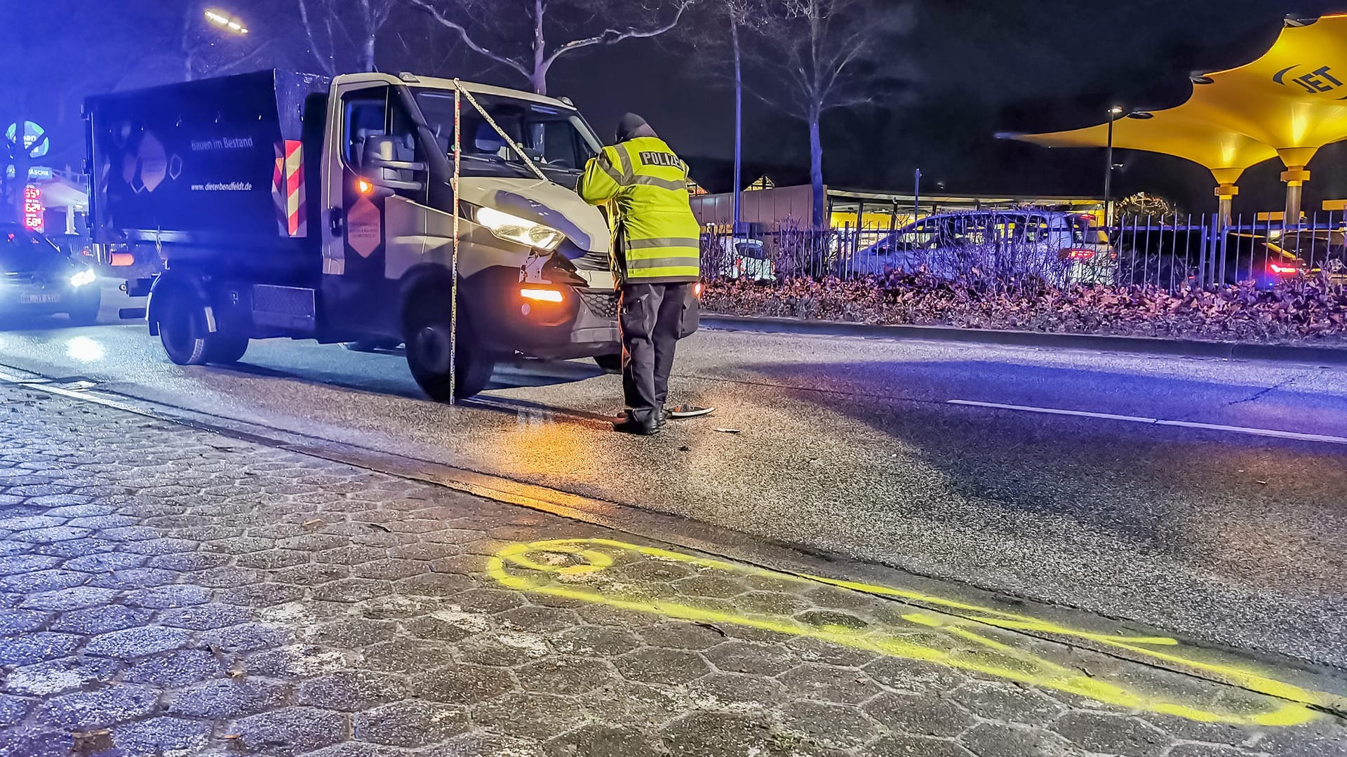Unfall in Steilshoop: Das 27-jährige Unfallopfer kam mit schwersten Verletzungen in ein Krankenhaus. Unfall in Steilshoop: Das 27-jährige Unfallopfer kam mit schwersten Verletzungen in ein Krankenhaus.