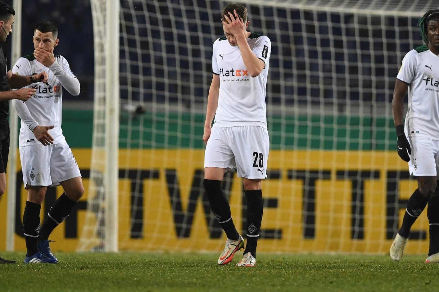 Völlig konsterniert: Die Gladbacher um Matthias Ginter (M.).