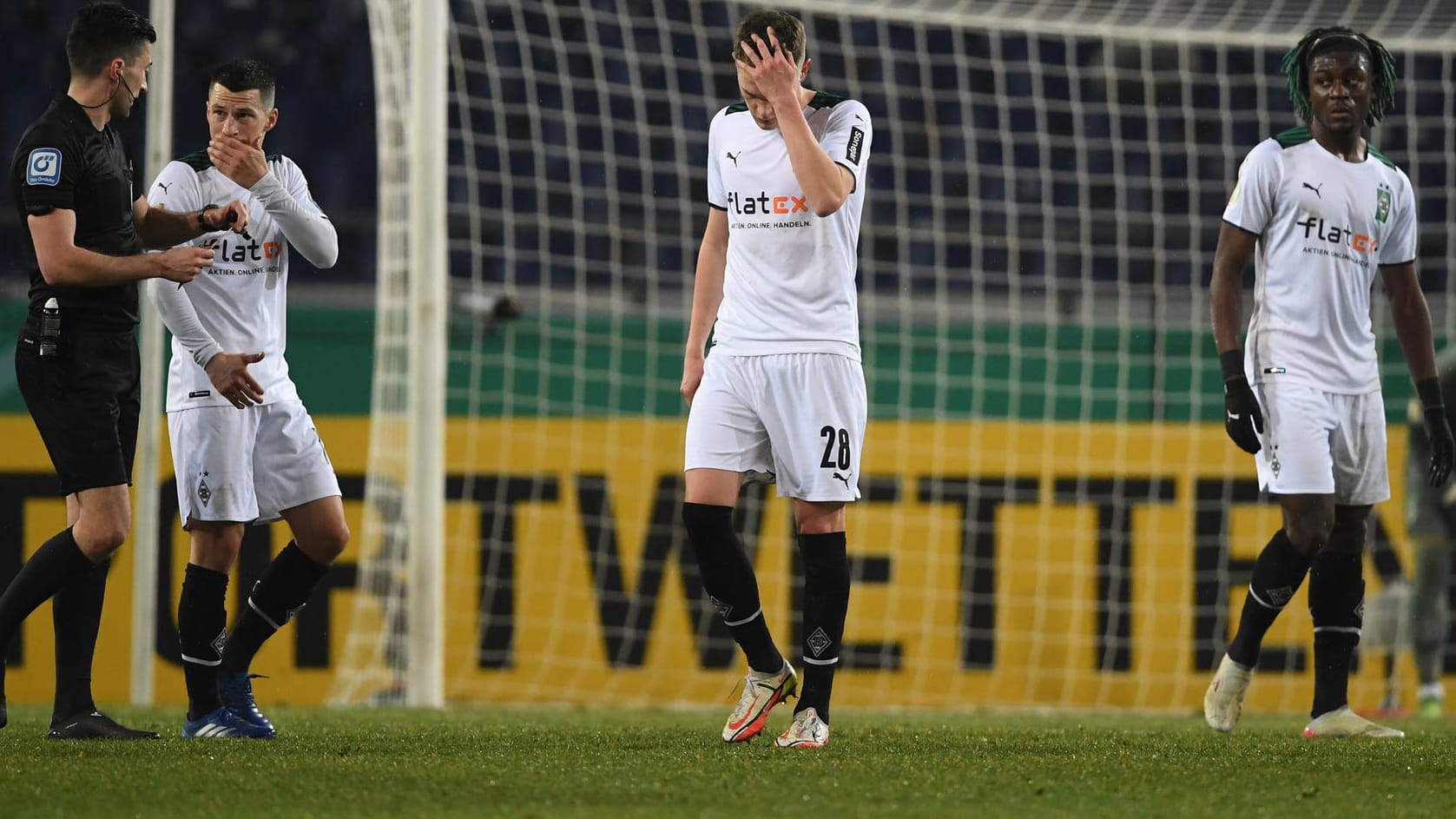 Völlig konsterniert: Die Gladbacher um Matthias Ginter (M.).