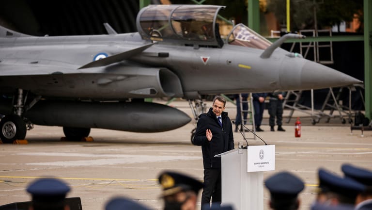 Kyriakos Mitsotakis: Auf dem Militärflughafen "Tanagra" wurden die neuen Kampfjets vom griechischen Premierminister in Empfang genommen.