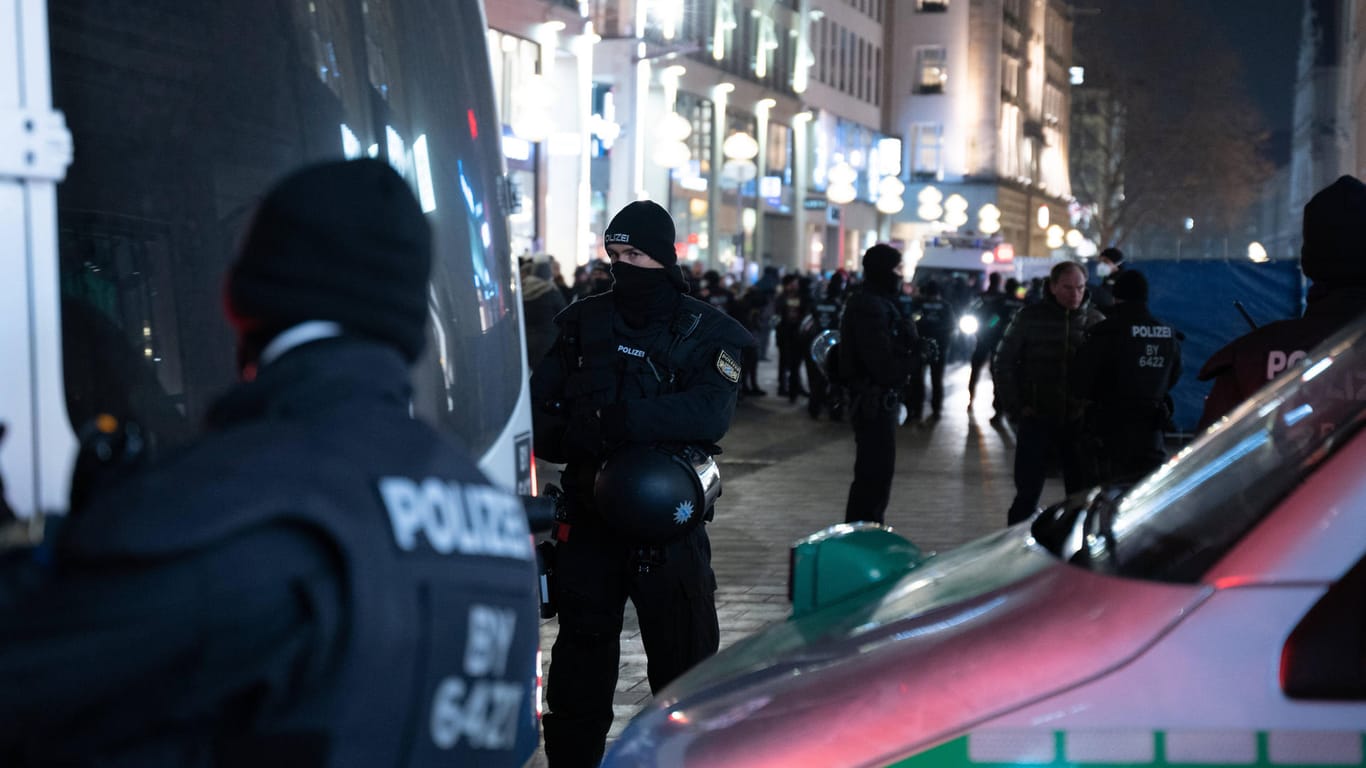 Polizisten begleiten eine illegale Demonstration in der Kaufingerstraße (Archivbild): Wegen eines Gerichtsbeschlusses scheinen sich Corona-Maßnahmen-Gegner nun im Recht zu sehen.