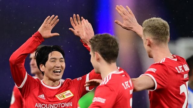 Unions Spieler jubeln nach dem Schlusspfiff