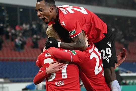 Gael Ondoua (oben) jubelt mit Sebastian Kerk, Maximilian Beier (verdeckt) und Jannik Dehm nach dem Tor zum 3:0 für Hannover 96.
