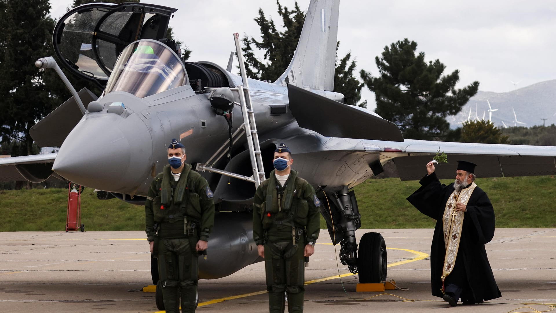 Ein griechisch-orthodoxer Geistlicher weiht einen Kampfjet.