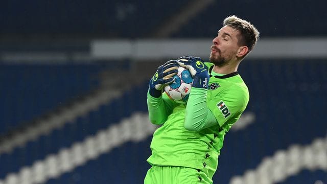 Hannovers Torwart Ron-Robert Zieler fängt den Ball