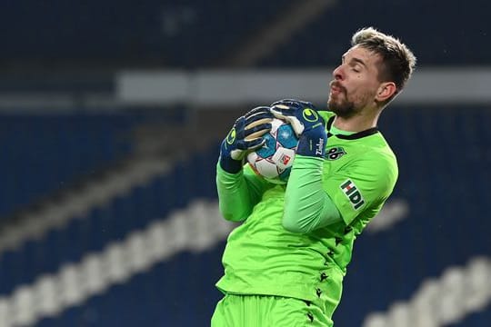 Hannovers Torwart Ron-Robert Zieler fängt den Ball