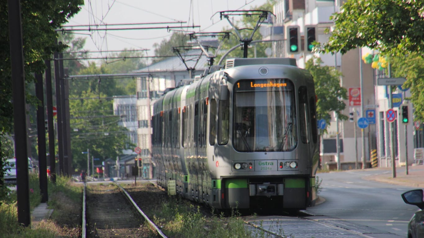 Stadtbahn in Hannover (Symbolbild): Ein Mann hätte beinahe mehrere Menschen mit dem Pkw erfasst.
