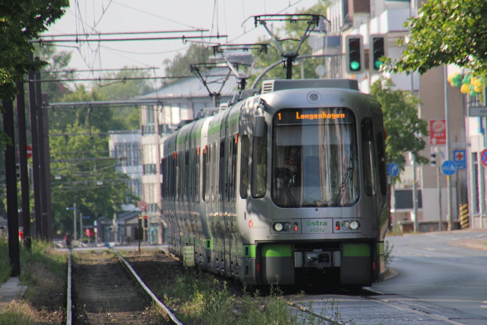 Stadtbahn in Hannover (Symbolbild): Ein Mann hätte beinahe mehrere Menschen mit dem Pkw erfasst.
