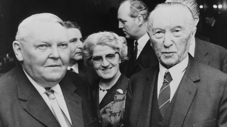 Früherer Wirtschaftsminister Ludwig Erhard und erster Bundeskanzler Konrad Adenauer: 1957 legten sie eine Rentenreform auf – Erhard war gegen die Dynamisierung der Renten.