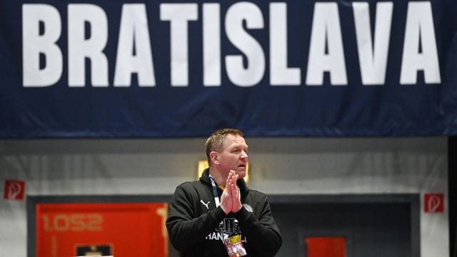 Hat drei weitere Spieler für den EM-Kader der deutschen Handballer nachnominiert: Cheftrainer Alfred Gislason. Hat drei weitere Spieler für den EM-Kader der deutschen Handballer nachnominiert: Cheftrainer Alfred Gislason.
