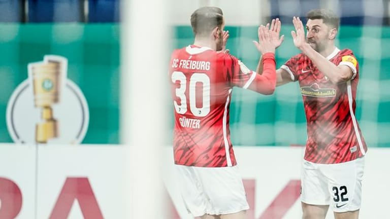 Freiburgs Torschütze Vincenzo Grifo (r) jubelt mit Christian Günter über das Tor zur 1:0-Führung gegen Hoffenheim.