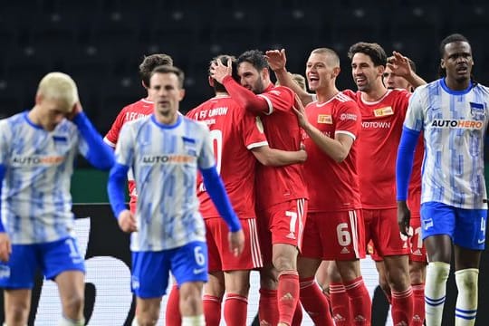 Die Spieler von Union Berlin (in rot) feiern das 2:0 gegen Hertha BSC.