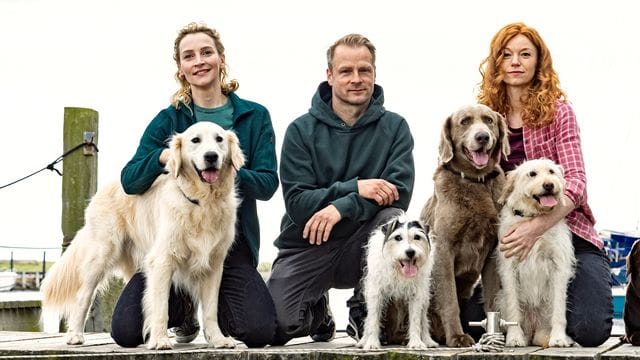 Hannah Wagner (Jana Klinge, l), Hauke Jacobs (Hinnerk Schönemann) und Jule Christiansen (Marleen Lohse) mit Hunden.