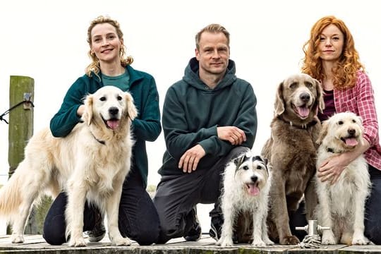 Hannah Wagner (Jana Klinge, l), Hauke Jacobs (Hinnerk Schönemann) und Jule Christiansen (Marleen Lohse) mit Hunden.