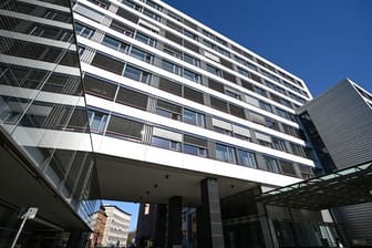 Oberlandesgericht in Frankfurt am Main (Symbolfoto): Sechs Tatverdächtige haben die U-Haft entlassen.