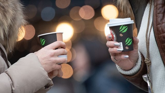 Er gehört für viele zum Spaziergang: Der Kaffee auf die Hand.