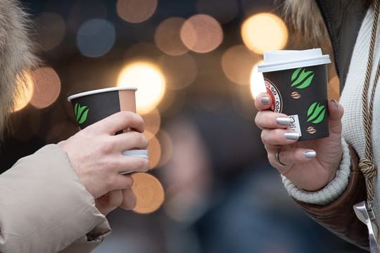 Er gehört für viele zum Spaziergang: Der Kaffee auf die Hand.