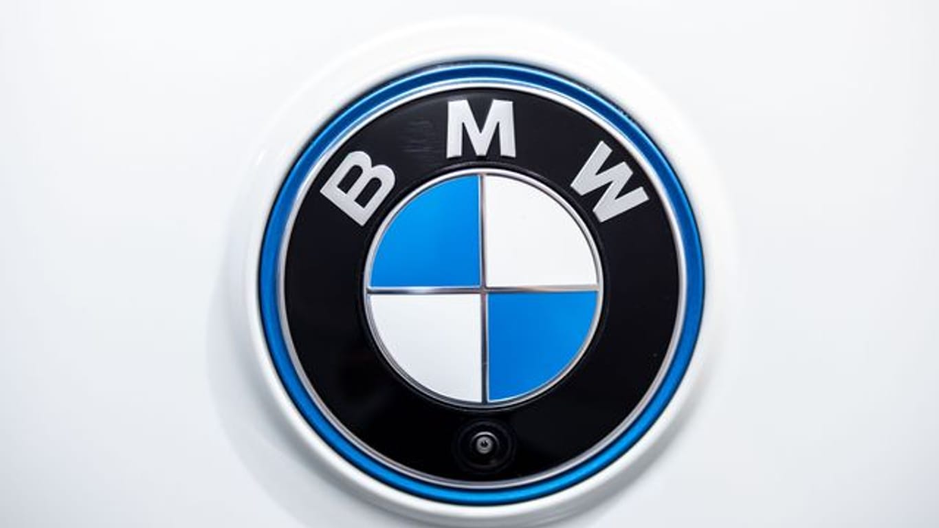 Das Logo von BMW am Heck eines Fahrzeugs