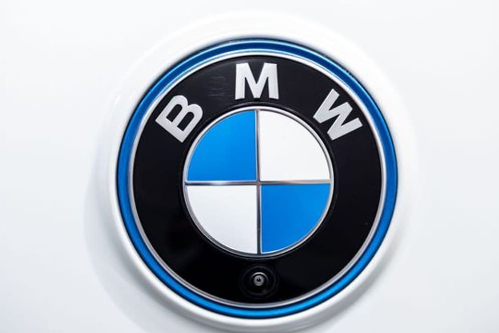 Das Logo von BMW am Heck eines Fahrzeugs