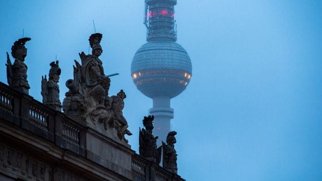 Fernsehturm im Morgennebel