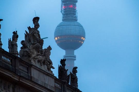 Fernsehturm im Morgennebel