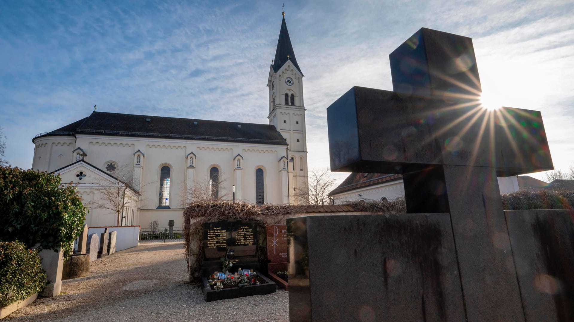 Die katholische Kirche St. Nikolaus in Garching an der Alz: Hier soll ein Priester eingesetzt worden sein, obwohl er zuvor wegen Kindesmissbrauchs verurteilt worden war.