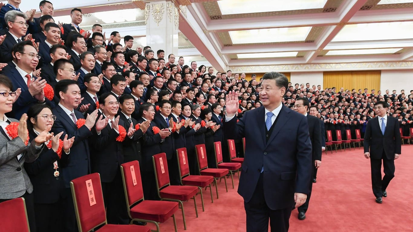 Xi Jinping lässt sich in der Großen Halle des Volkes in Peking huldigen.