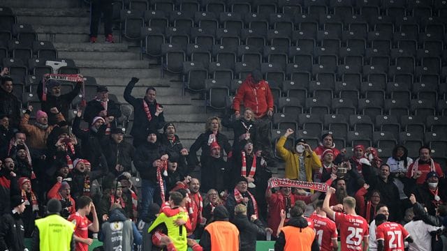 Die Unioner feiern nach dem Spiel mit ihren Fans.