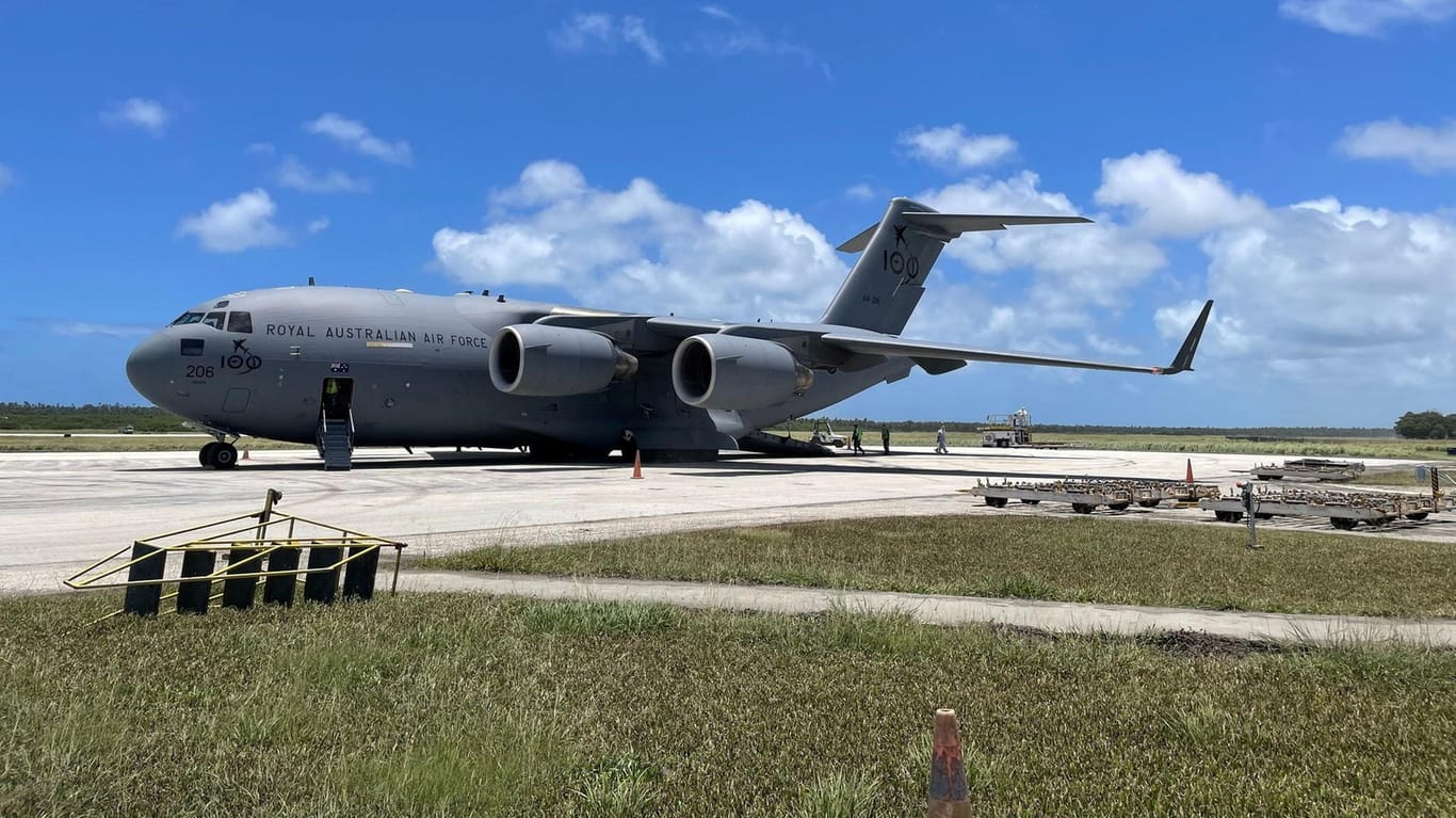 Hilfe aus Australien: Eine Militärmaschine brachte am Donnerstag die ersten Hilfslieferungen nach Tonga.