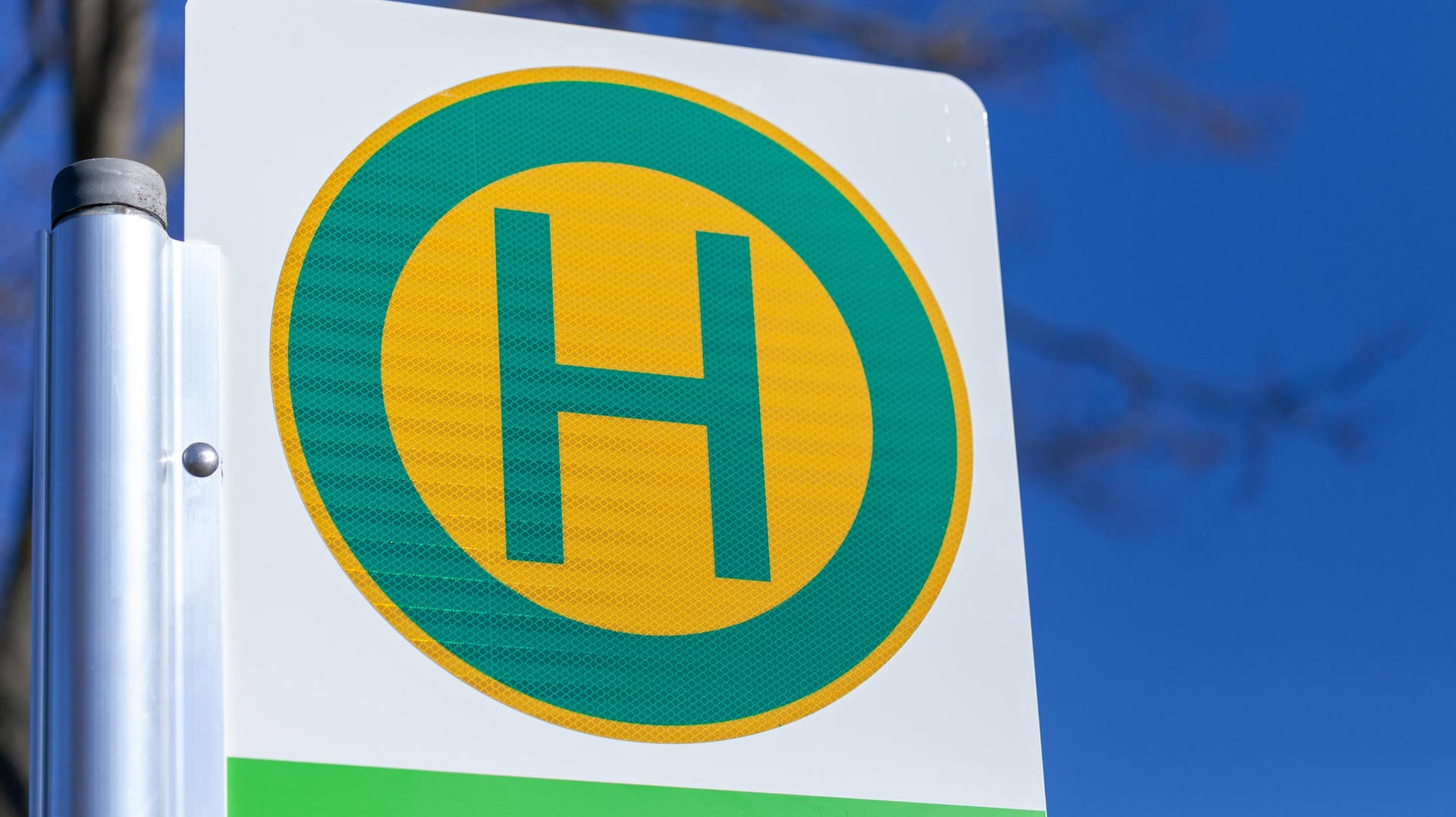 Ein Bushaltestellenschild (Symbolbild): Bremen testet Katastrophenwarnung an Haltestellen im ÖPNV. Ein Bushaltestellenschild (Symbolbild): Bremen testet Katastrophenwarnung an Haltestellen im ÖPNV.