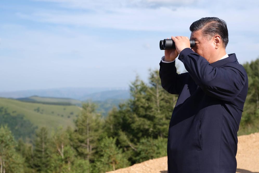 Chinas Staatschef Xi Jinping inspiziert ein Aufforstungsprogramm im Norden des Landes.