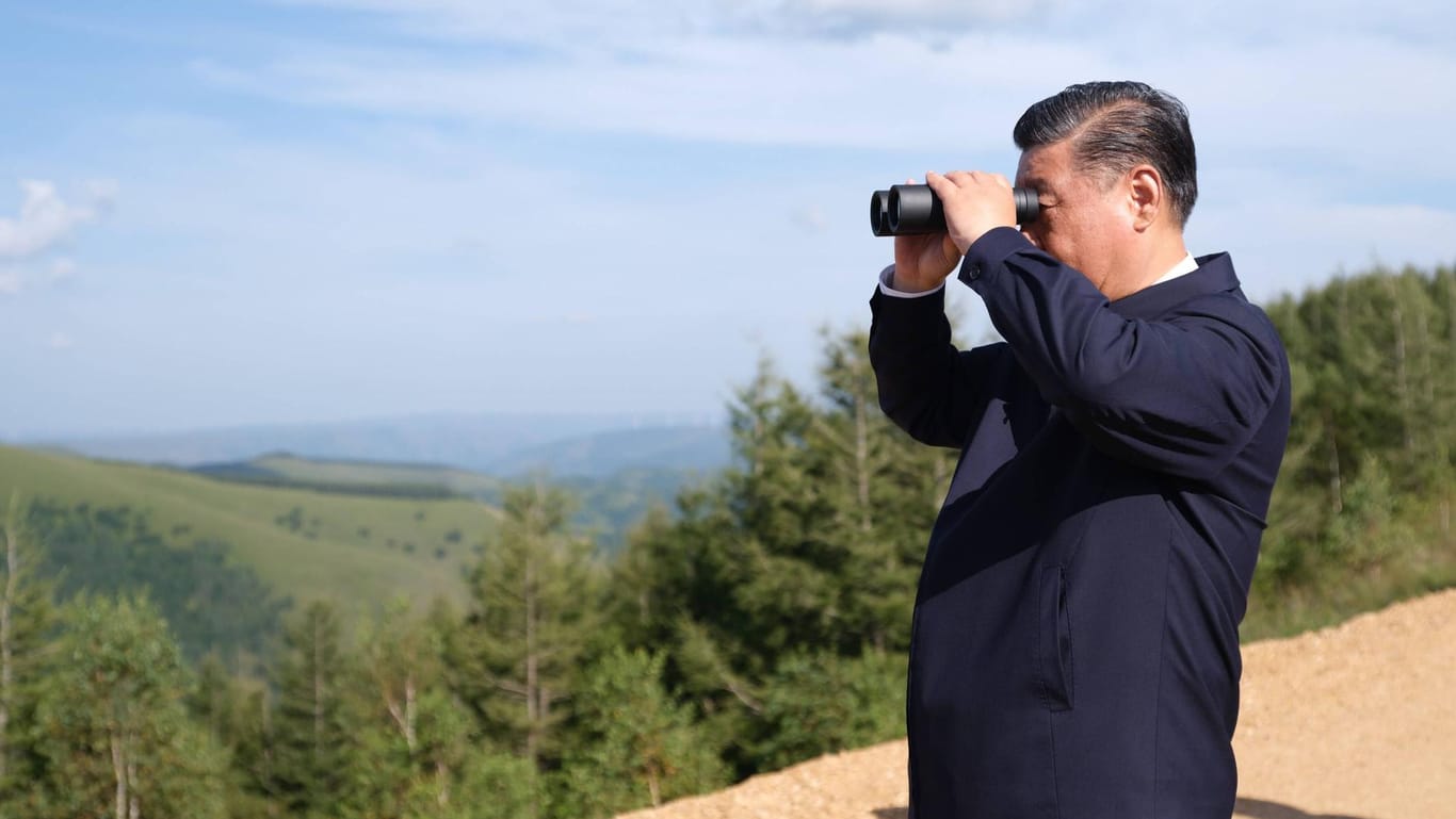 Chinas Staatschef Xi Jinping inspiziert ein Aufforstungsprogramm im Norden des Landes.