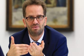 Klaus Müller (Archivbild): Der Chef der Verbraucherzentrale soll in wenigen Wochen die Leitung der Bundesnetzagentur übernehmen.
