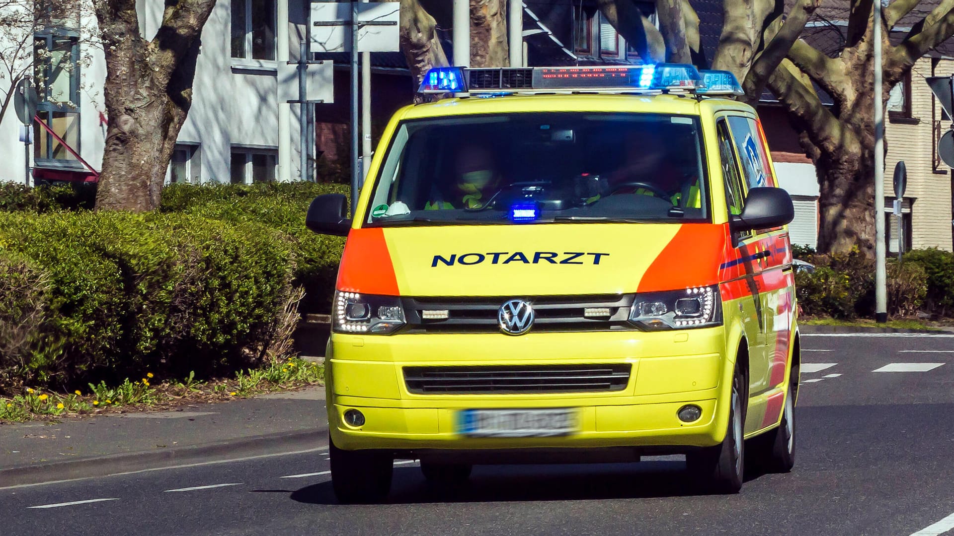 Ein Notarztwagen ist mit Blaulicht unterwegs (Symbolbild): Der Mann war nach dem Unfall ansprechbar.
