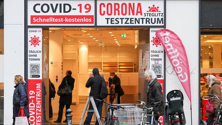 Ein Corona-Testzentrum in Berlin (Symbolbild): Die große Mehrheit der Neuinfektionen gehen auf die Omikron-Variante zurück.