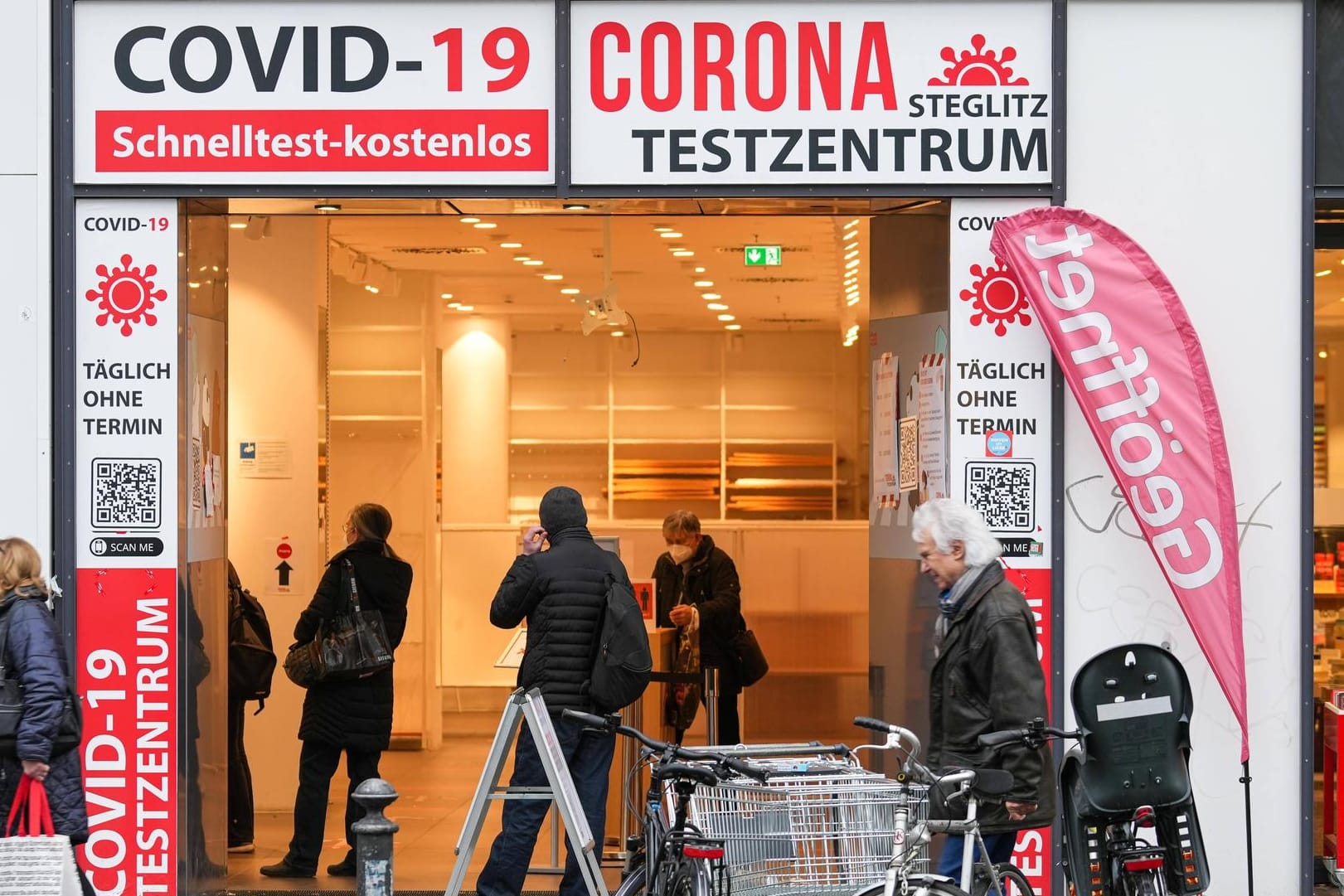 Ein Corona-Testzentrum in Berlin (Symbolbild): Die große Mehrheit der Neuinfektionen gehen auf die Omikron-Variante zurück.