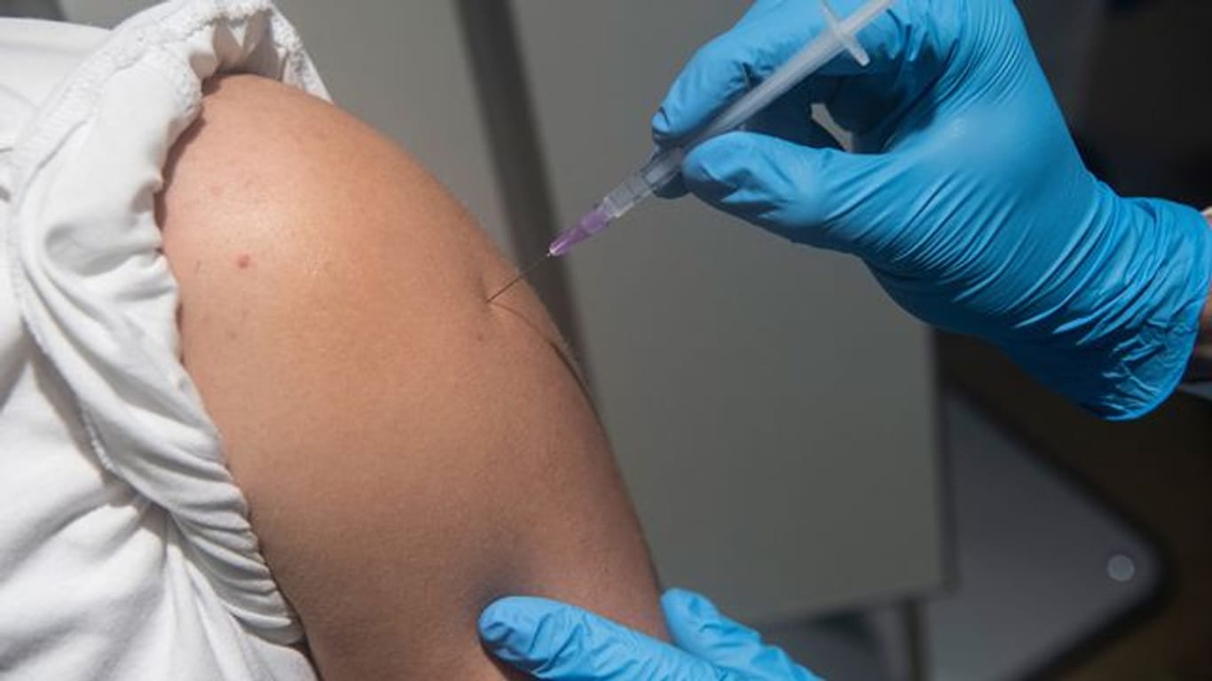 Ein großer Teil der empfundenen Impfreaktionen bei den Corona-Impfungen könnte einer Studie zufolge auf den sogenannten Nocebo-Effekt zurückgehen.