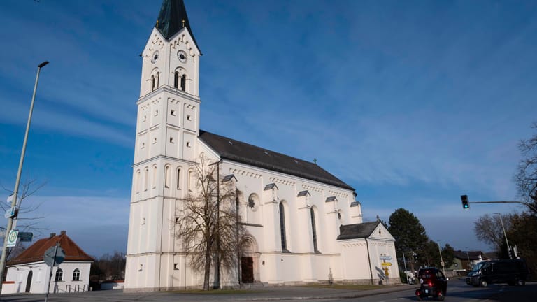 Die katholische Kirche St. Nikolaus in Garching an der Alz: In dem Gutachten geht es auch um einen Priester, der in der Gemeinde Garching an der Alz eingesetzt wurde, obwohl er zuvor wegen Kindesmissbrauchs verurteilt worden war.