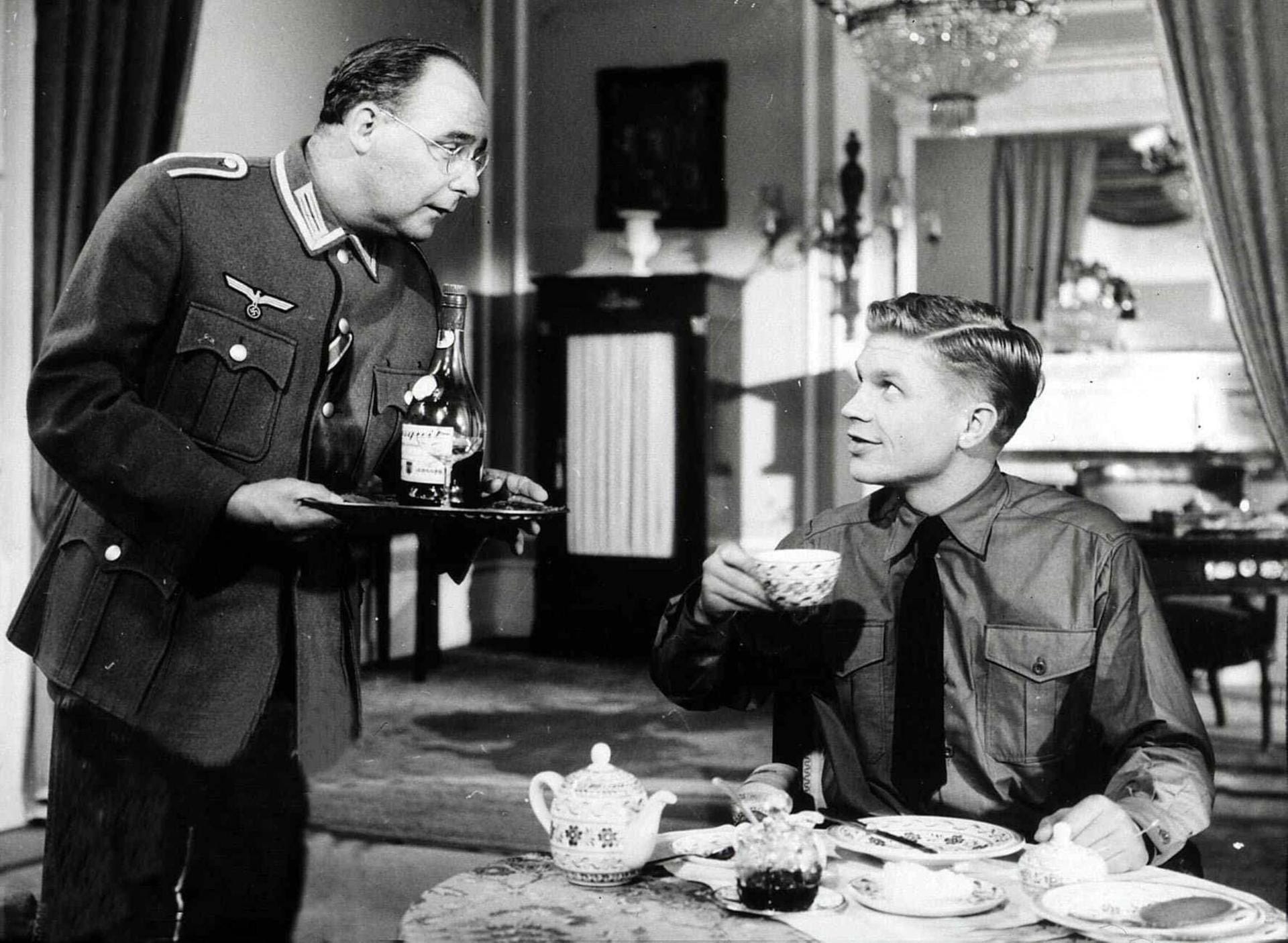 Vier Jahre später war Hardy Krüger dann in "Der Fuchs von Paris". Im Film schlägt er sich als junger deutscher Offizier auf die Seite der Résistance.