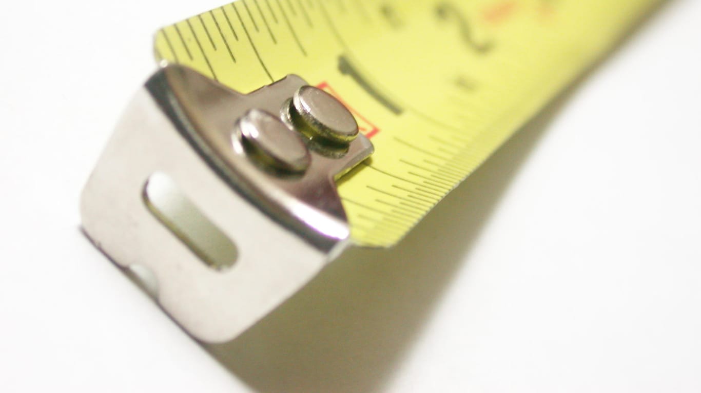 Messwerkzeug: Kleine Details des Rollmaßbandes haben eine sehr nützliche Funktion, die nicht alle kennen.