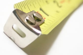 Messwerkzeug: Kleine Details des Rollmaßbandes haben eine sehr nützliche Funktion, die nicht alle kennen.
