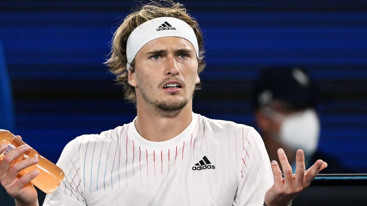 Da kann man schon einmal ungläubig dreinblicken: Alexander Zverev ist der letzte verbliebene deutsche Starter bei den Australian Open.