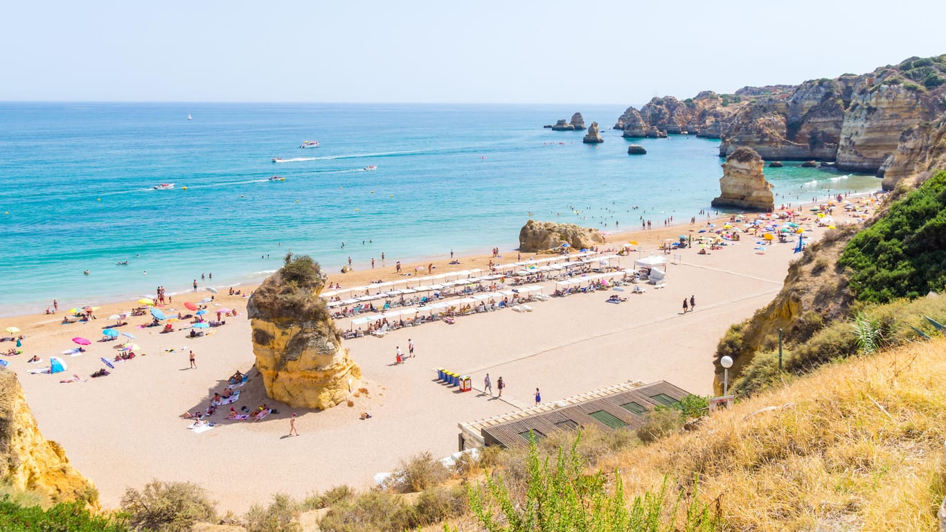 Praia Dona Ana: Gerade im Juli ist der Strand an der Algarve in Portugal besonders attraktiv.