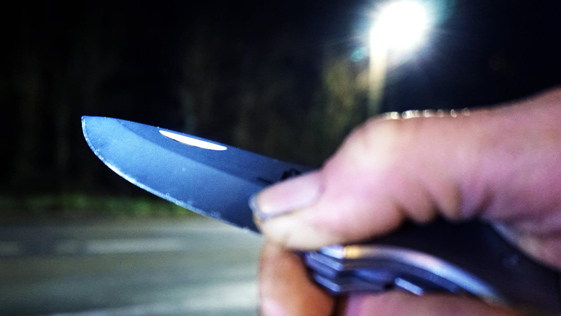Ein Mann hält ein Messer in der Hand (Symbolbild): Die Täter sollen den Angestellten mit Messern bedroht haben. Ein Mann hält ein Messer in der Hand (Symbolbild): Die Täter sollen den Angestellten mit Messern bedroht haben.